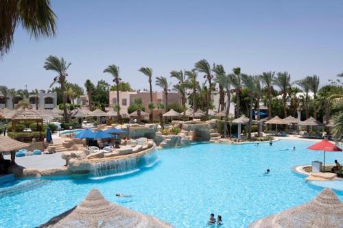 沙姆沙伊赫沙姆沙伊赫塞拉酒店的度假村内有人的大型游泳池
