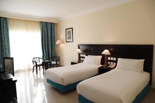 沙姆沙伊赫沙姆沙伊赫塞拉酒店的酒店客房设有两张床和窗户。