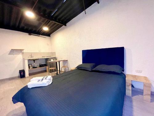 波哥大Súper Apartamento central en Casa Colonial Bogotá的一间卧室,卧室内配有一张蓝色大床