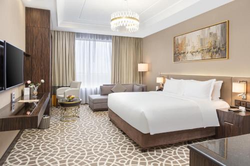 海米斯穆谢特Nivel Hotel的一间带大床的卧室和一间客厅
