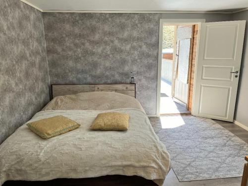 斯彻达尔The Fisher's cabin的一间卧室配有一张带两个枕头的床