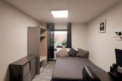 杜塞尔多夫Superior Haus 120 qm mit Garten的小房间设有床和窗户