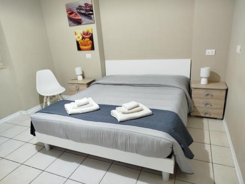 圣欧费米亚拉默齐亚b&b Sirianni的一间卧室配有一张床,上面有两条毛巾
