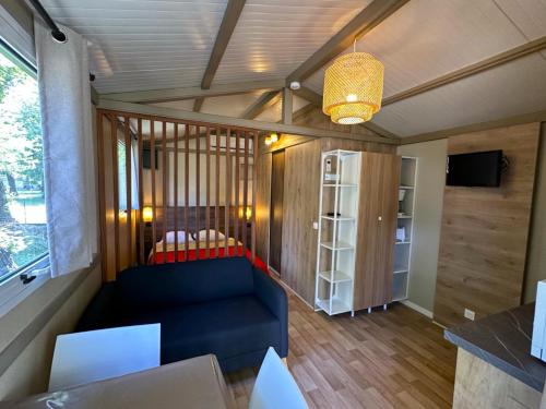 卡尔维Camping Dolce Vita的客厅设有蓝色的沙发和窗户。