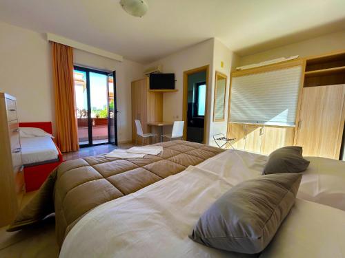罗萨诺Resort Park Village的酒店客房设有两张床和电视。