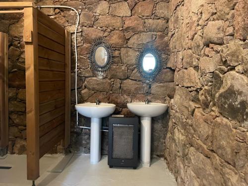 塞雷拉Au village的浴室设有石墙内的2个水槽