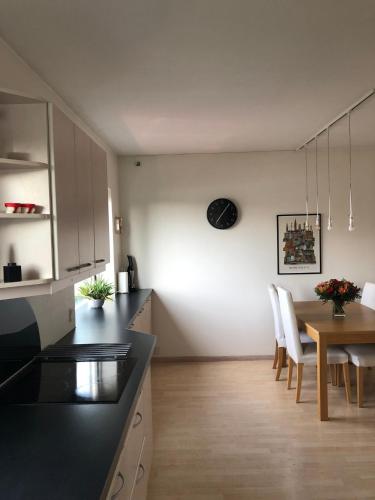 SøborgBeautiful hygge apartment Dk的厨房以及带桌椅的用餐室。
