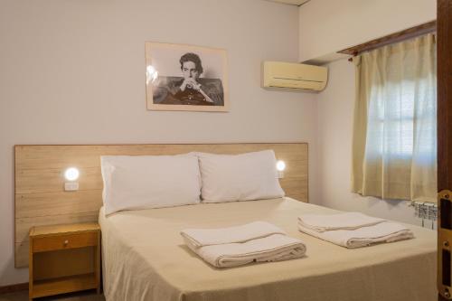 格塞尔镇拉斯格隆德里那斯的酒店的一间卧室配有一张床,上面有两条毛巾