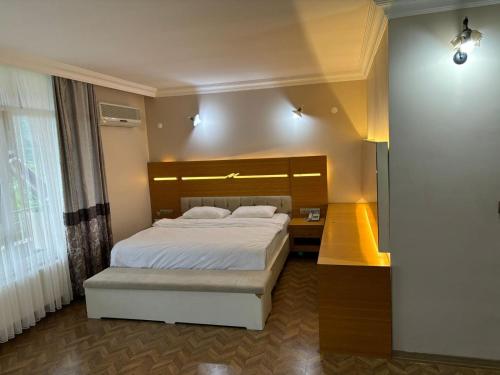 萨姆松Ayvacık Hotel Restaurant的一间卧室设有一张大床和一个大窗户