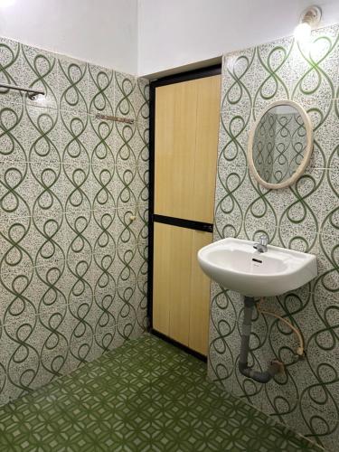 Goasun and sea guest house calangute的浴室设有水槽和墙上的镜子