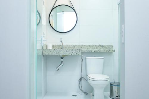 圣保罗Hotel Solar Paulista的白色的浴室设有镜子和卫生间