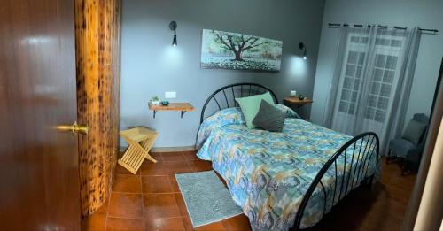 富尔纳斯Casa da Vista- Eirinha的卧室,卧室配有一张床,卧室位于带门的房间