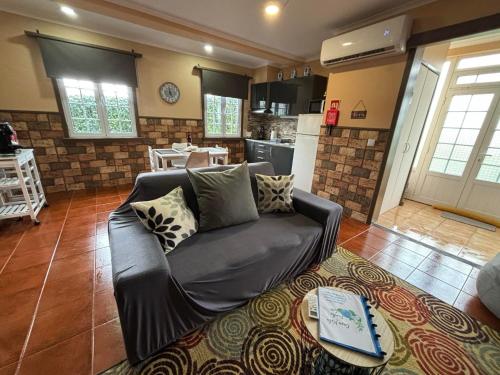 富尔纳斯Casa da Vista- Eirinha的客厅配有沙发和桌子