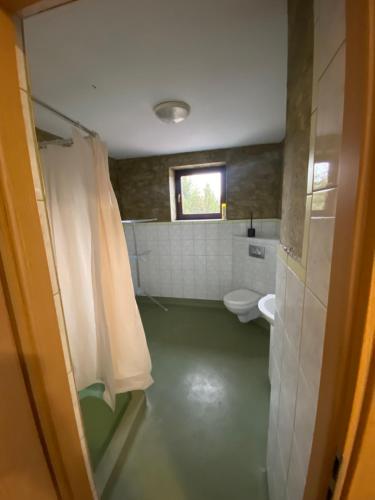 GrojecGrojecka Ostoja的一间带卫生间和水槽的浴室