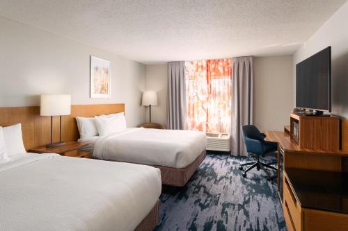 塔拉哈西北塔拉哈西/10号州际公路费尔菲尔德客栈的酒店客房设有两张床和电视。