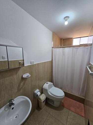伊察Hospedaje Las Parraz的浴室配有白色卫生间和盥洗盆。