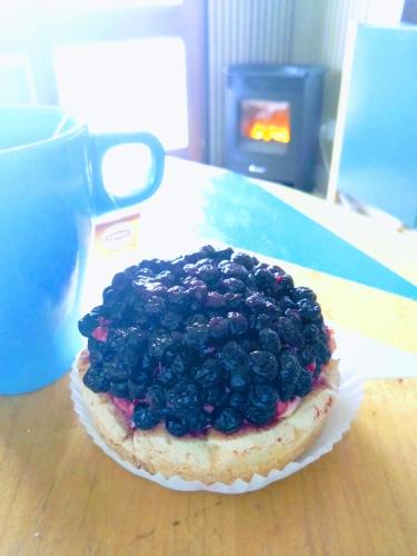 贝勒沃Myrtille的一张桌子上放着蓝莓的馅饼