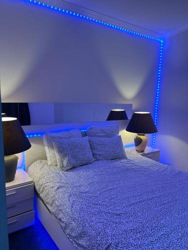 布鲁塞尔Rise Lodge的一间卧室配有一张带蓝色LED照明的床