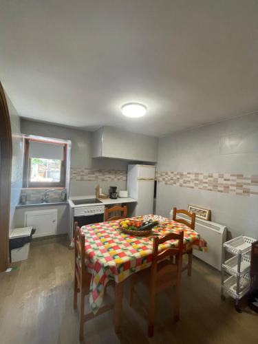 格罗韦CASA DA TORRE的厨房配有桌椅和冰箱。