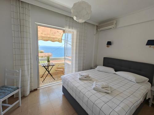 卢特拉艾季普苏Hotel Rania的一间卧室配有一张床,享有海景