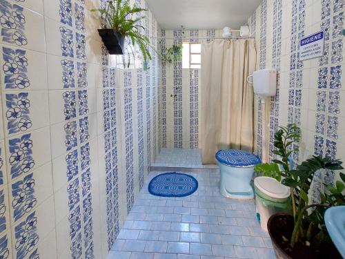 特里温福Hostel Pajeú的浴室拥有蓝色和白色的瓷砖墙