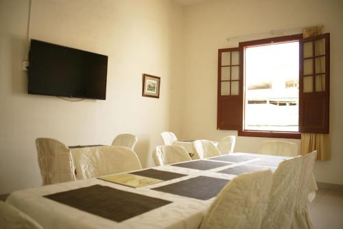 皮乌拉Estancia Real的配有桌椅和电视的客房