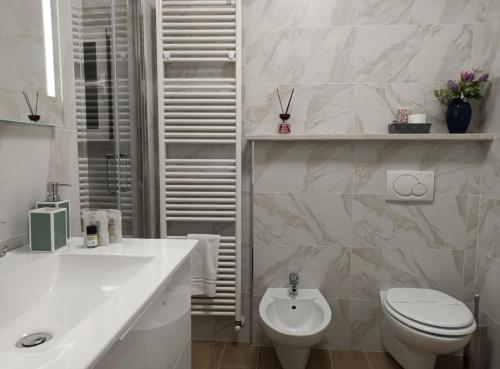 博洛尼亚博尔盖托帕尼加尔公寓的白色的浴室设有卫生间和水槽。