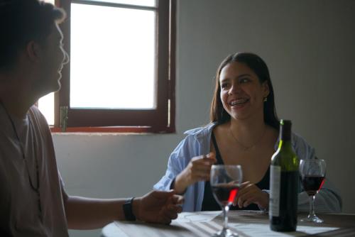 皮乌拉Estancia Real的两人坐在桌子上,戴着酒杯