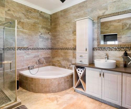 范德拜尔帕克Luxurious House on the water的带浴缸、水槽和淋浴的浴室
