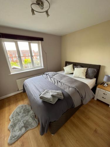 巴塞尔顿Stylish 2 Bedroom Home In Essex的一间卧室设有一张大床和一个窗户。
