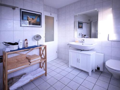 奥尔登堡Holiday Apartment 2 Oldenbug的白色的浴室设有水槽和卫生间。