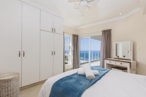 马盖特Lucien Sands 602的一间卧室设有一张床,享有海景