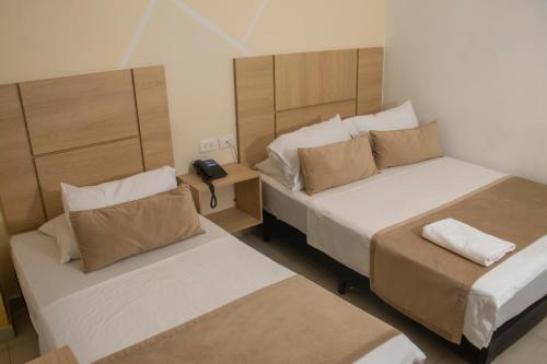 辛塞莱霍Hotel Central的酒店客房带两张床和电话
