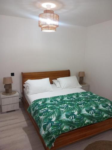 AvaeTerei-Here Bungalow Airport的一间卧室配有一张带绿毯的床