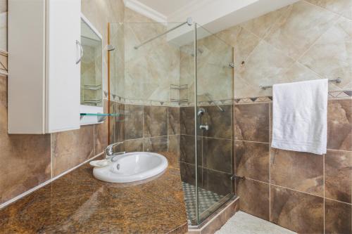 马盖特Lucien Sands 602的一间带水槽和淋浴的浴室