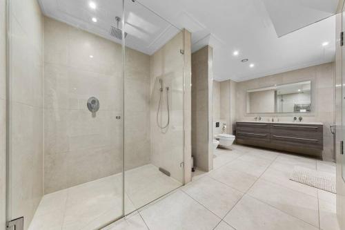 伦敦Park Lane Palace- Luxury Sleeps 10的带淋浴和卫生间的大型浴室