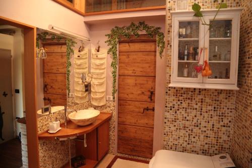 Massa LombardaLa Casa di Biba的一间带卫生间和水槽的浴室