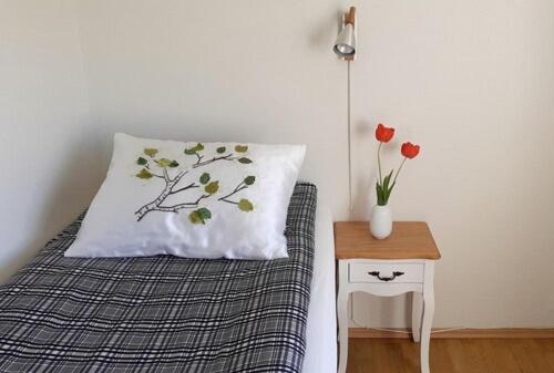 TalknafjordurGuesthouse Tálknafjörður的一间卧室配有一张带枕头和桌子的床