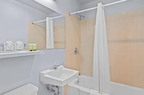 韦纳奇Holiday Lodge的白色的浴室设有水槽和淋浴。