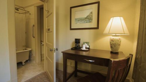 阿克塔阿克塔酒店的客房设有带台灯的书桌和浴室。