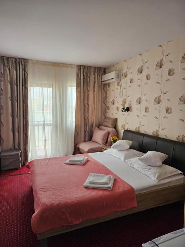 苏利纳Casa Amiral的一间卧室配有一张带红色毯子的大床