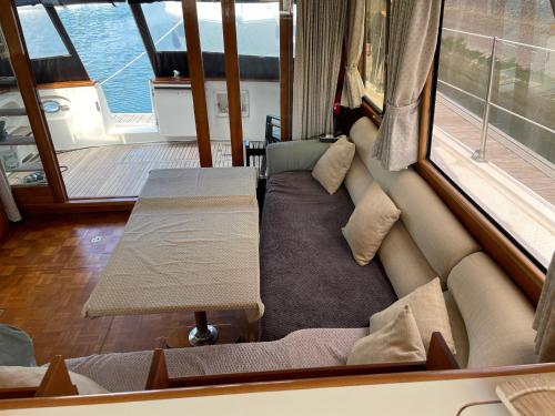 多维尔Yacht Moineau VI的船上的客厅,配有沙发