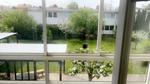 马尔默Johnericssonsväg Apartment Malmö的享有庭院景致的开放式窗户