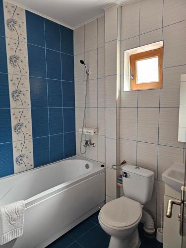 苏利纳Casa Amiral的带浴缸、卫生间和盥洗盆的浴室