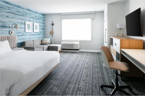 麦迪逊TownePlace Suites by Marriott Madison West, Middleton的配有一张床和一张书桌的酒店客房