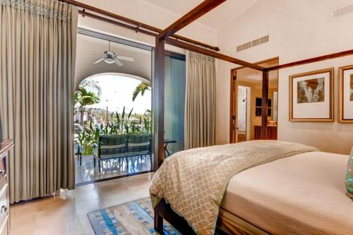 圣何塞德尔卡沃Stunning Villa Cielos - Close to the Beach的一间卧室设有一张床,享有阳台的景色