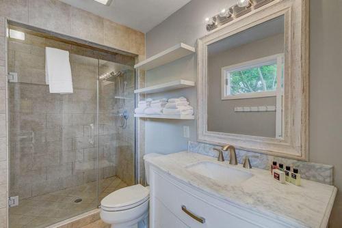 棕榈岛Twin Oaks Cottage 26的浴室配有卫生间、盥洗盆和淋浴。