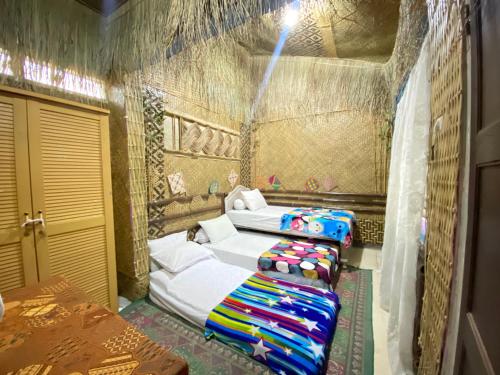 科贾扬Pelemkecut Double-Degree Syariah Accommodation的一间卧室,配有两张床