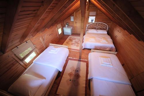 FatsaISABELLA Kırsal Yaşam Evi的客房内的两张床享有高空美景