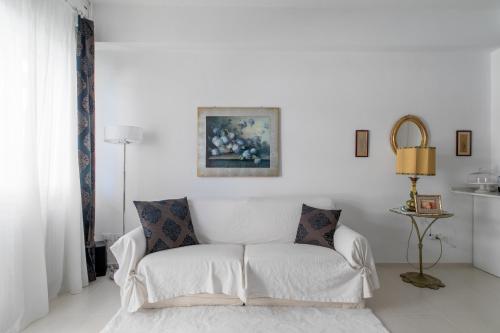 卡托利卡Suite vista mare的白色客厅内的白色沙发